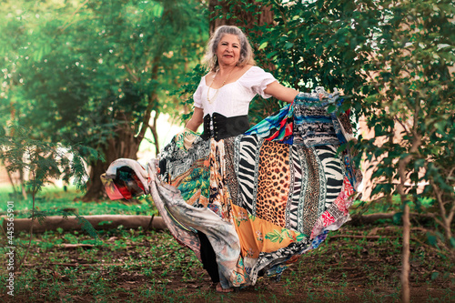 Fotografie gypsy woman background trees.