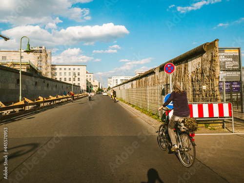 Obraz na plátně bike in the city next to the berlin wall
