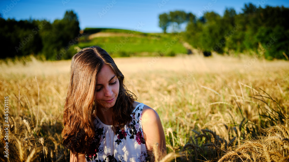 Foto scattata ad una ragazza in un campo di grano prima della mietitura. Foto scattata ad una ragazza in un campo di grano prima della mietitura.