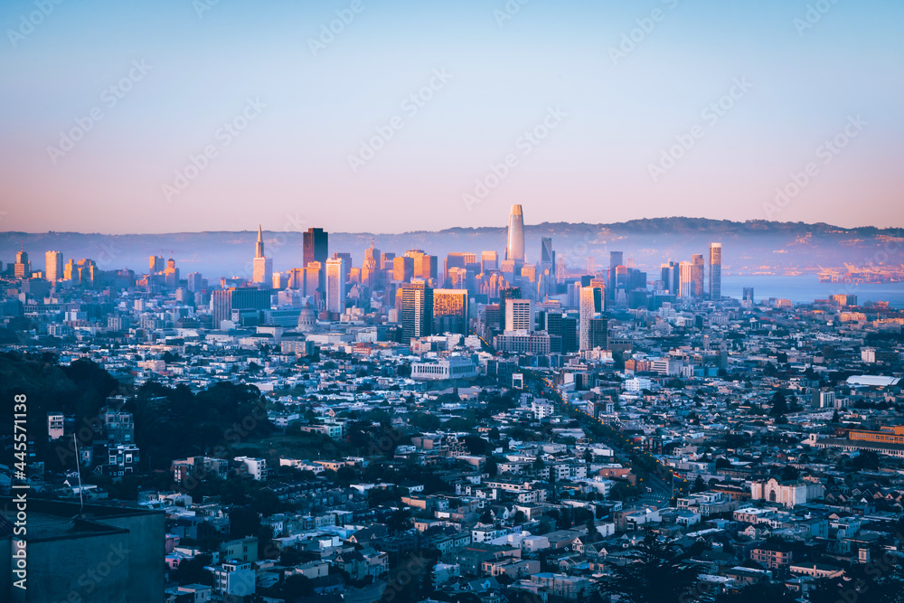 Obraz premium A picturesque panorama of the city of San Francisco at a bright beautiful sunset from Twin Peaks hill.
