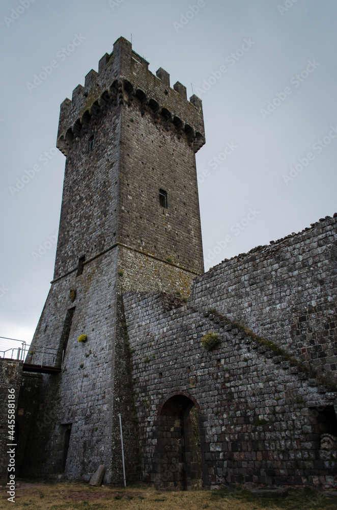 La  torre della rocca di Radicofani, lungo la Via Francigena in Toscana