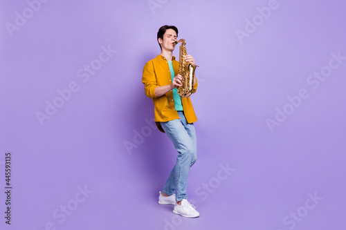 Foto Full body photo of cool brunet young guy play sax wear brown shirt jeans isolate