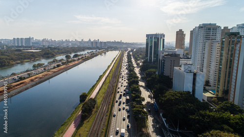 Obraz na płótnie View of Marginal Pinheiros with the Pinheiros river and modern buildings in Sao Paulo, Brazil w salonie