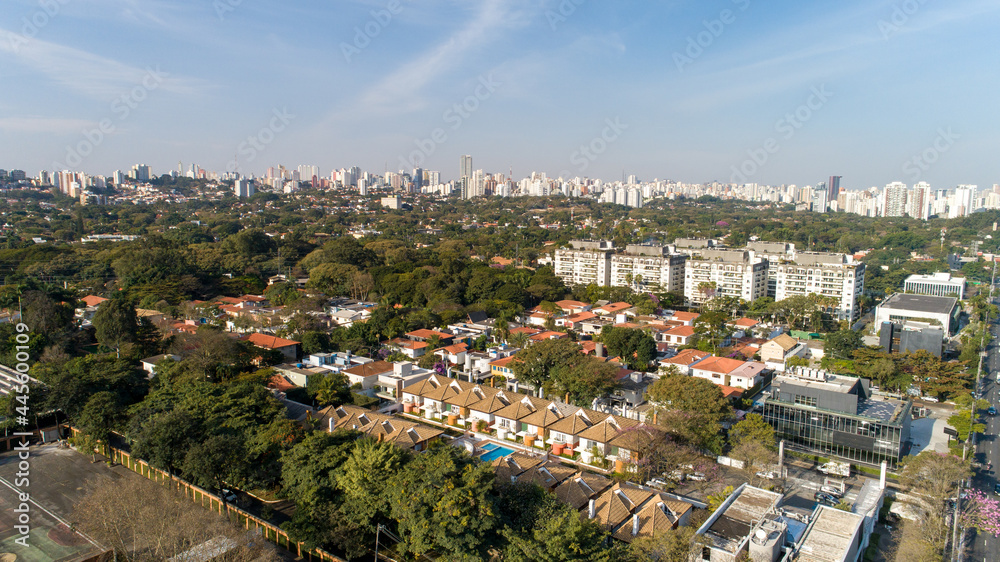 Obraz premium Aerial view of the prime area of ​​Pinheiros, São Paulo, Brazil. With lots of trees and modern buildings