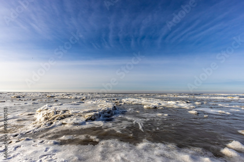 beach in winter under blue sky © mm7