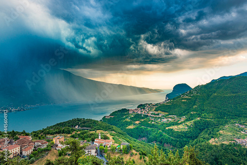 Eine dunkle Regenwand überquert den Gardasee und trifft auf die Berge © Andreas Neßlinger