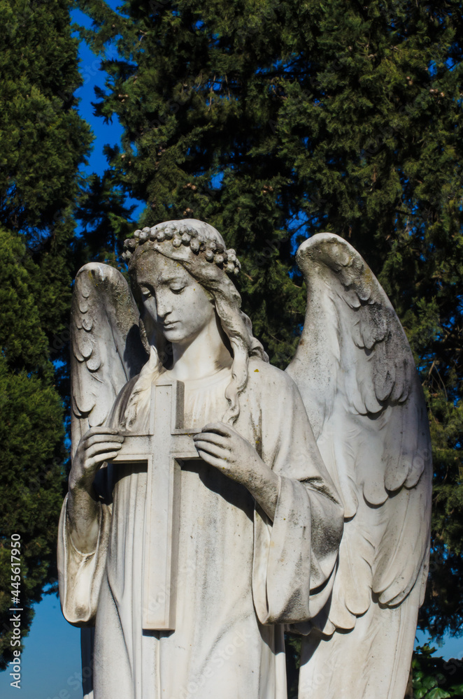Un angelo tiene una croce fra le mani nel cimitero delle Porte sante a Firenze