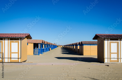 Stabilimenti balneari chiusi d'inverno sulla spiaggia del Lido di Venezia