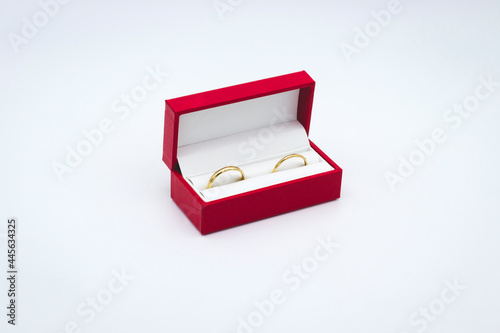 Deux alliances dans une boite rouge
