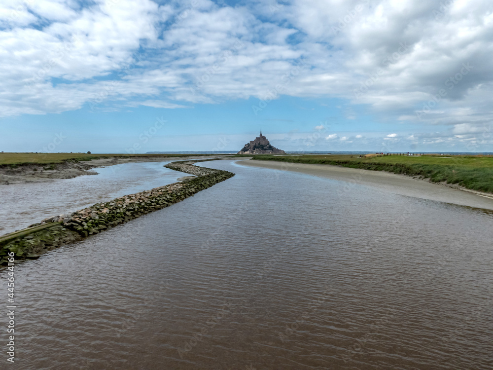 Vue sur le canal et le mont Saint Michel depuis le barrage