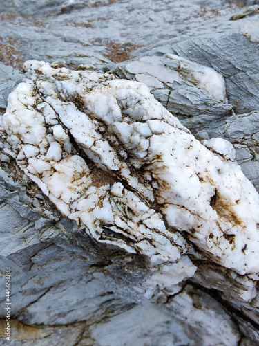 Fotografie Vertical shot of raw marble rock texture on a geological flinch in Sopelana, Spa