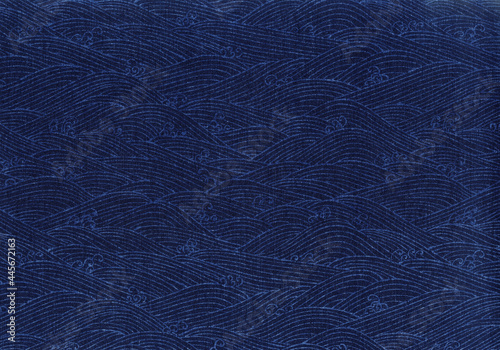 褐色の藍染め生地に描かれた、日本の伝統模様「波文」