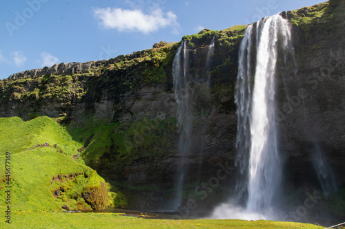 Der Wasserfall Seljalandsfoss liegt im S  den von Island. Der Fluss Seljalands   st  rzt hier 66 m tief und wird vom Gletscher des Eyjafjallaj  kull gespeist.