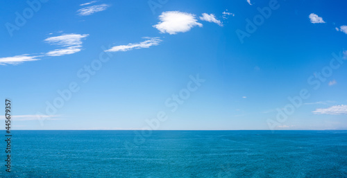 фотографія Blue sea under the blue sky and white clouds, beautiful natural scenery