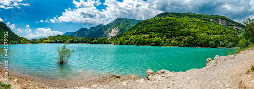Fototapeta Naklejka Na Ścianę i Meble -  Türkisfarbener Alpensee in Italien.