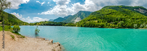 Türkisfarbener Alpensee in Italien.