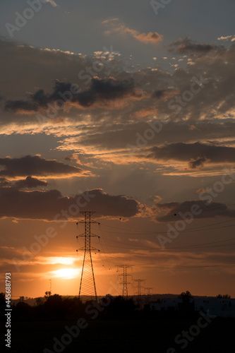 Torres de electricidad y atardecer