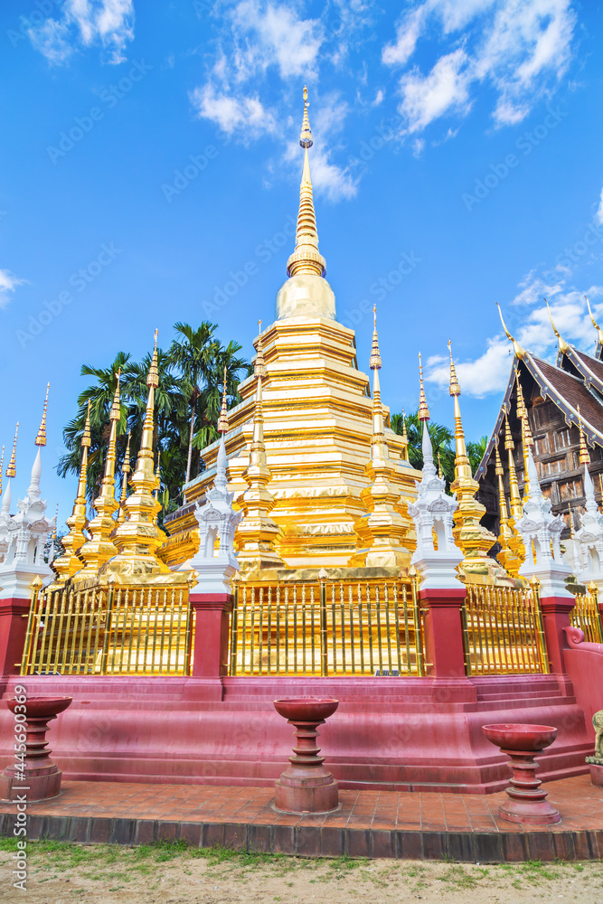 Fototapeta premium The golden pagoda of Wat Pan Tao in Chiang Mai, Thailand