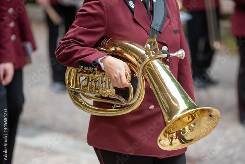 Posaune in den Armen eines Musikers, einer Musikerin, bei einer Blasmusikkapelle