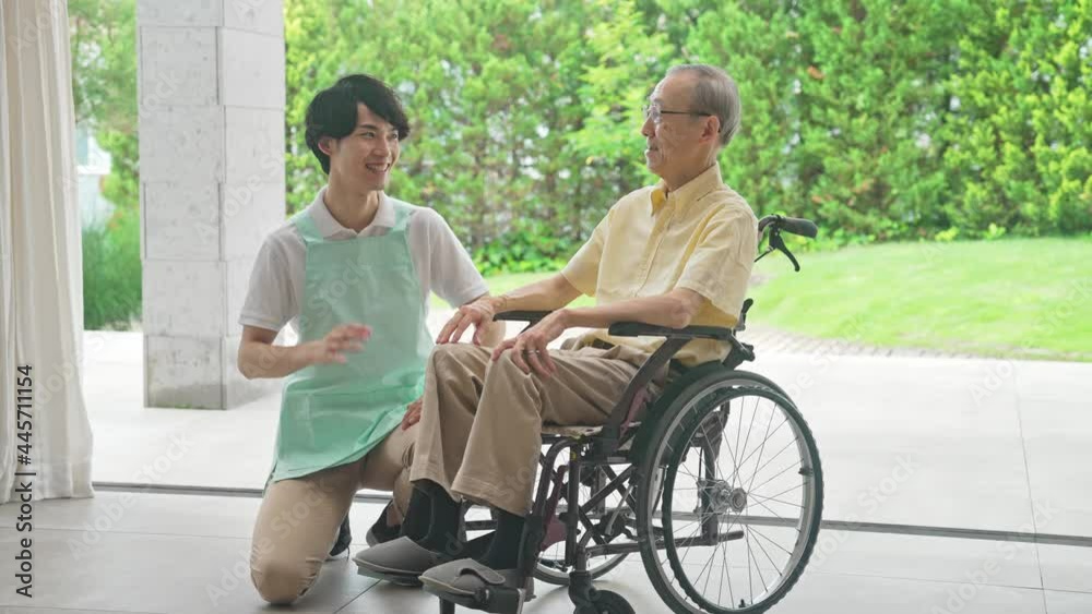 車いすに乗ったお年寄りと介護ヘルパー 車いすに乗ったお年寄りと介護ヘルパー