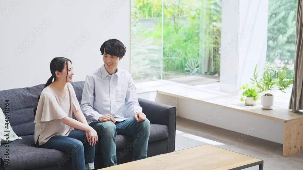 部屋で会話するカップル 部屋で会話するカップル
