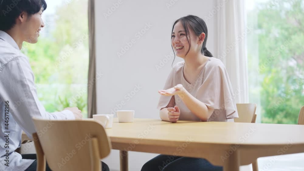 部屋で会話する男女 ティルト 部屋で会話する男女 ティルト