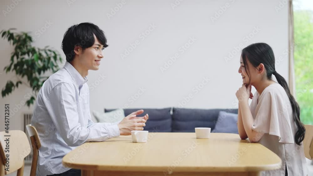部屋で会話する男女 ティルト 部屋で会話する男女 ティルト