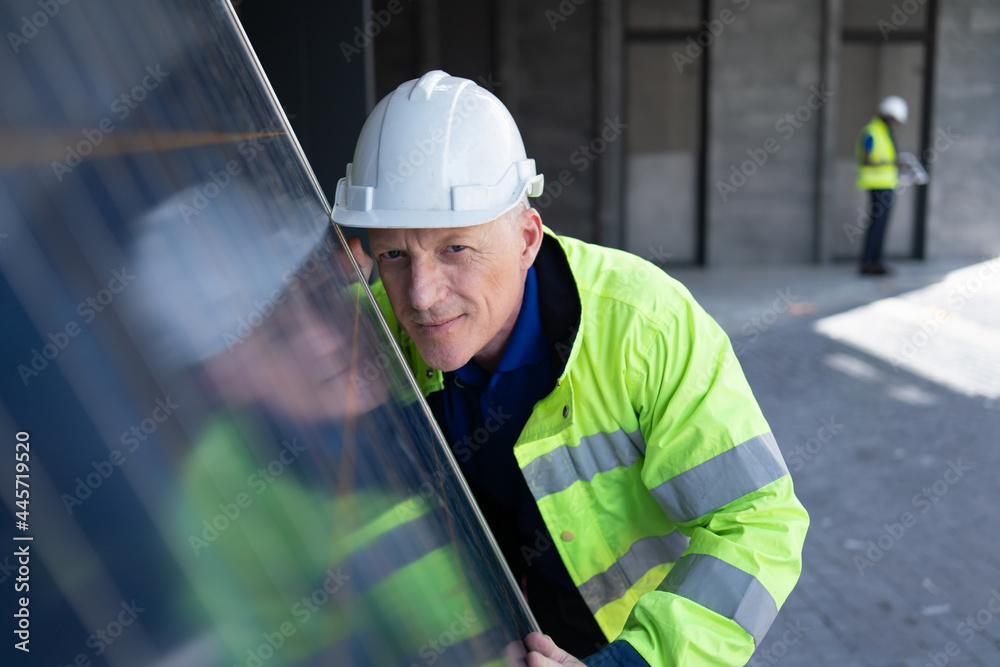 Obraz premium solar power plant engineers and examining photovoltaic panels. Concept of alternative energy and its service. Electrical and instrument technician.
