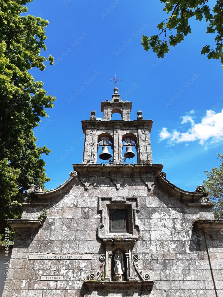 Campanario de la Iglesia en honor a la Virgen de los Remedios en Teixeiro, Galicia
