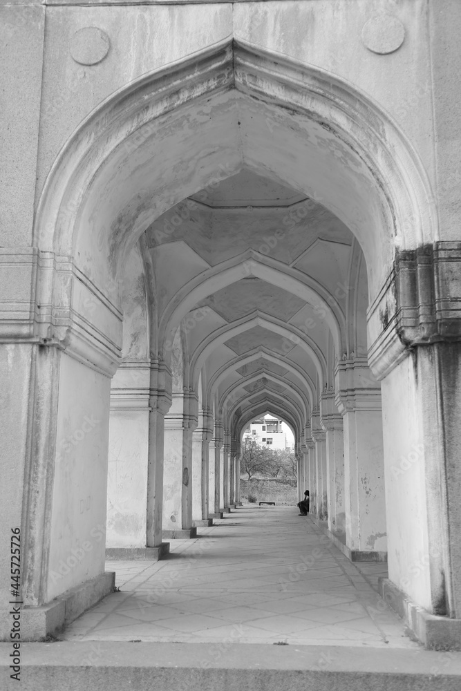 archway in qutub shahi tomb
