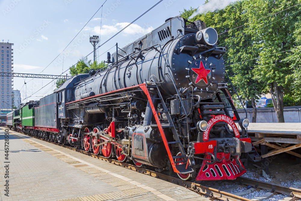 Obraz premium Black retro steam locomotive on the railway platform of the Rizhsky station. Moscow, Russia
