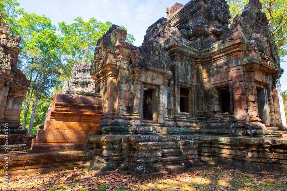 The castle around Angkor Thom belongs to the Khmer Empire. Located in the center of Angkor Thom