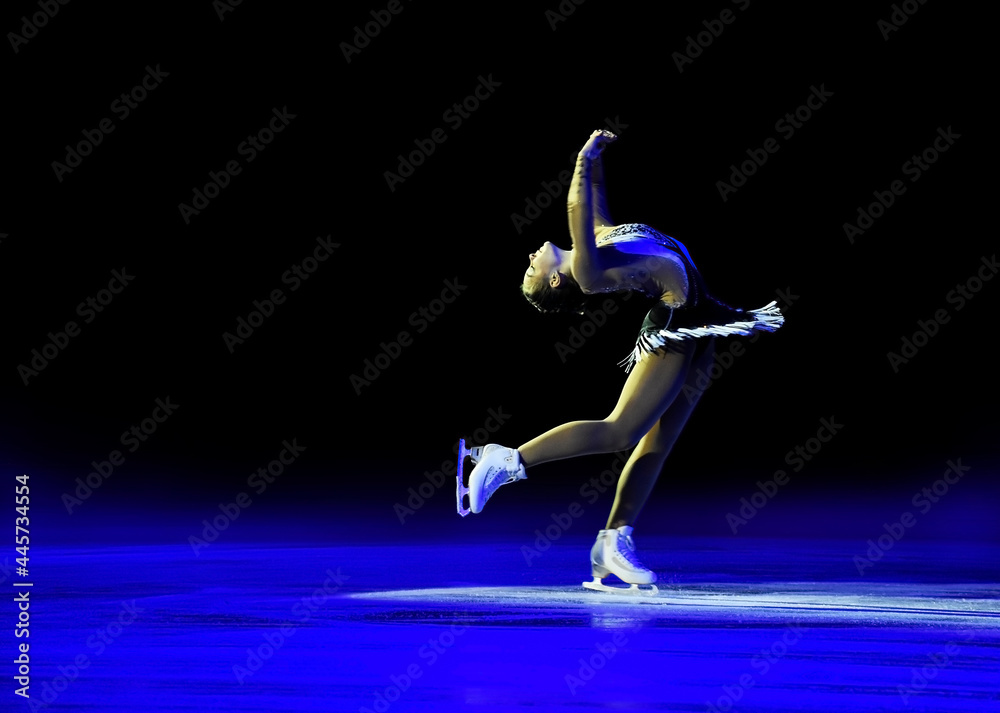 Ταπετσαρία Reclined spin performed by a professional ice skater with artistic blue light an