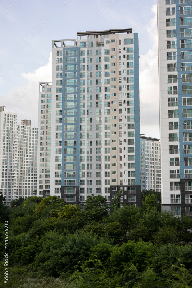 한국의 아파트 풍경.
Korean style apartment, APT
with nature