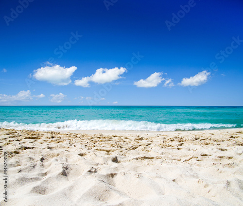 Fototapeta Naklejka Na Ścianę i Meble -  Beautiful tropical Maldives island with beach.