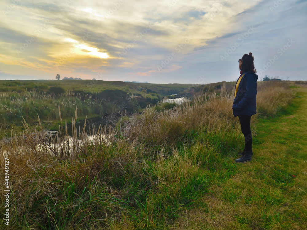 atardecer mujer naturaleza