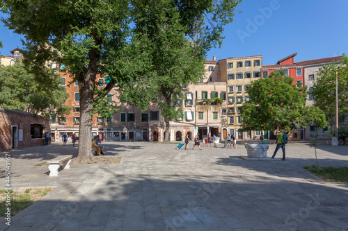 Venezia. Campo del Ghetto con vera da pozzo e persone © Guido