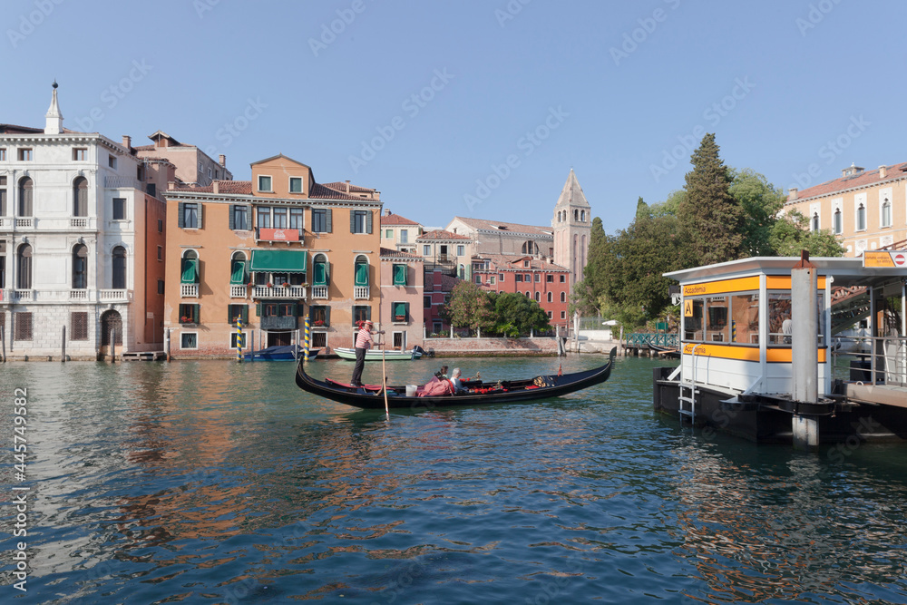 Fototapeta premium Venezia. Gondoliere alla fermata del vaporetto dell' Accademia sul Canal Grande.