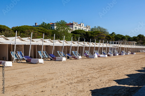 Lido di Venezia. Capanni da spiaggia sullo sfondo di Hotel  Novecentesco. photo