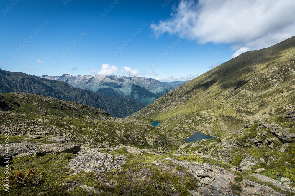 Etangs du Picot en Ariège au dessus de l'étang de Soulcem - Magnifique lac de montagne - Occitanie - France Etangs du Picot en Ariège au dessus de l'étang de Soulcem - Magnifique lac de montagne - Occitanie - France