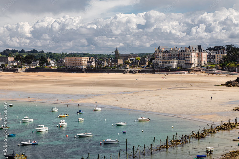Naklejka premium the beach of Saint Lunaire, in Brittany