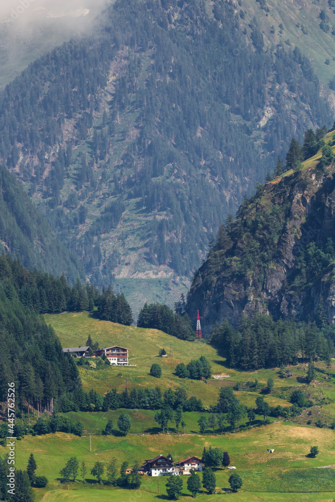 kleines Dorf am Fuß des Spitzkogels nahe Matrei, Osttirol