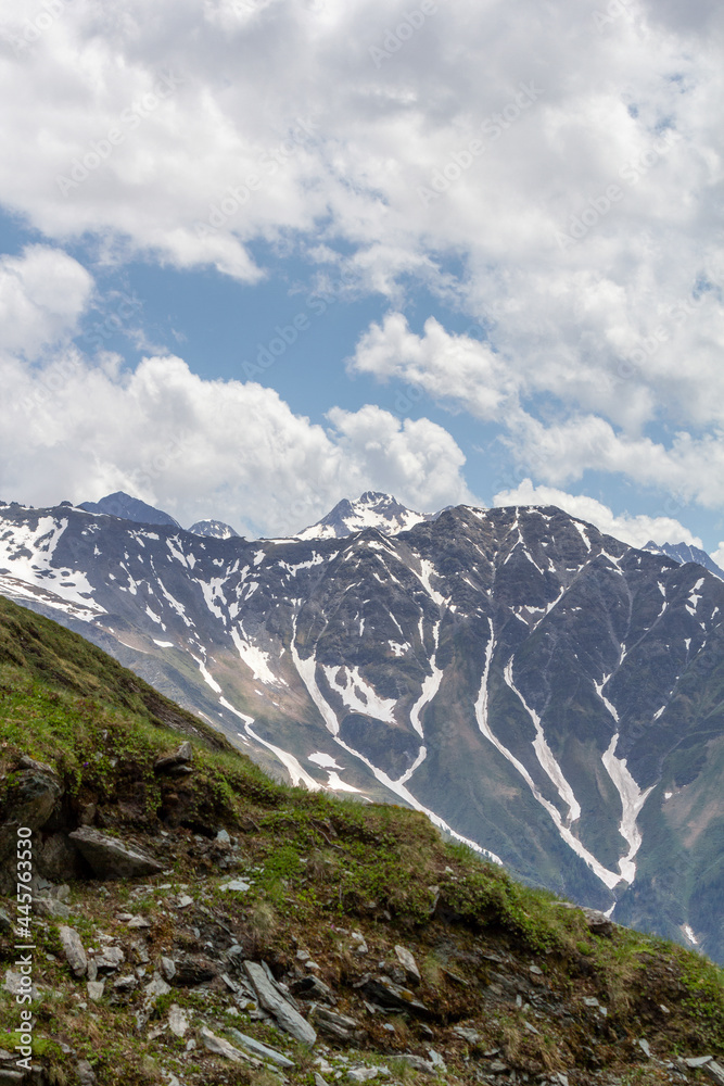 Obraz premium Blick auf eine Gebirgskette im Großglockner Nationalpark, Kals Österreich