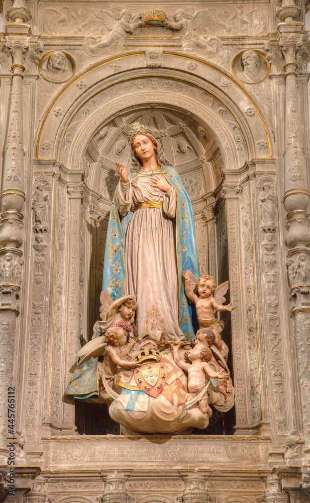 Statue de la Vierge Marie dans l'église de Santa Cruz à Coimbra, Portugal