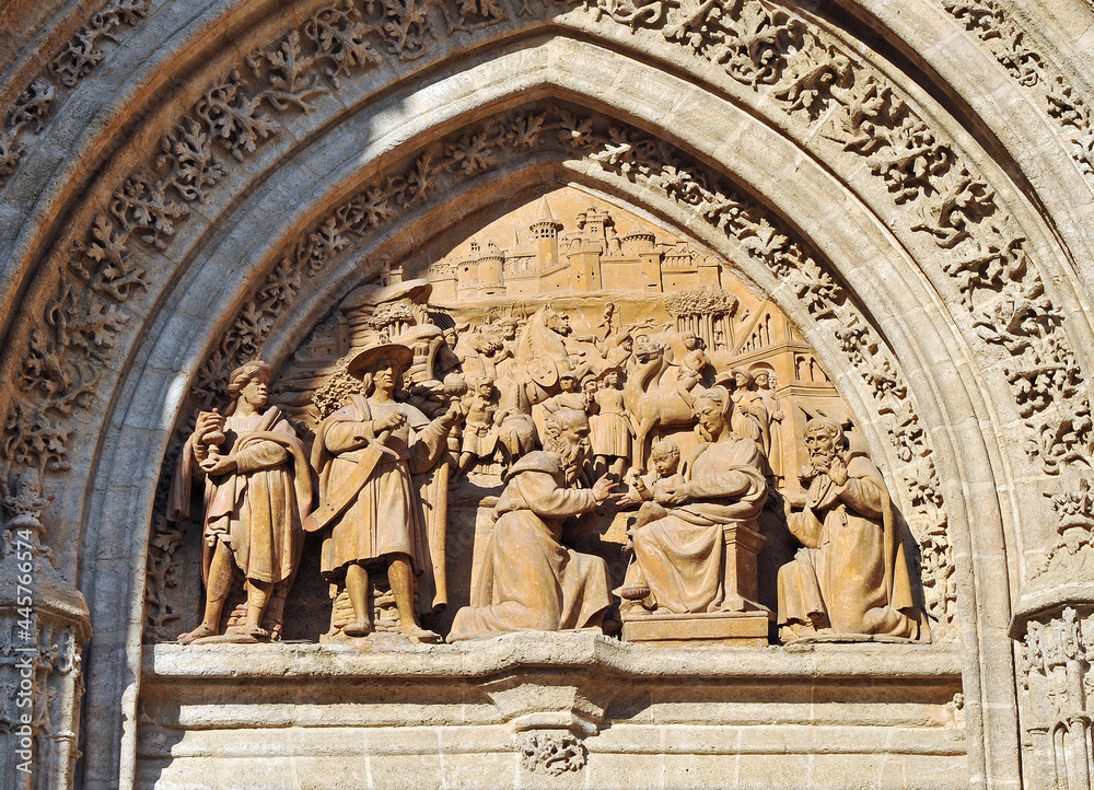Puertas de la Catedral de Sevilla. Tímpano de la Puerta de Palos o Puerta de la Adoración de los Magos. Escultura del Renacimiento en Andalucía España
