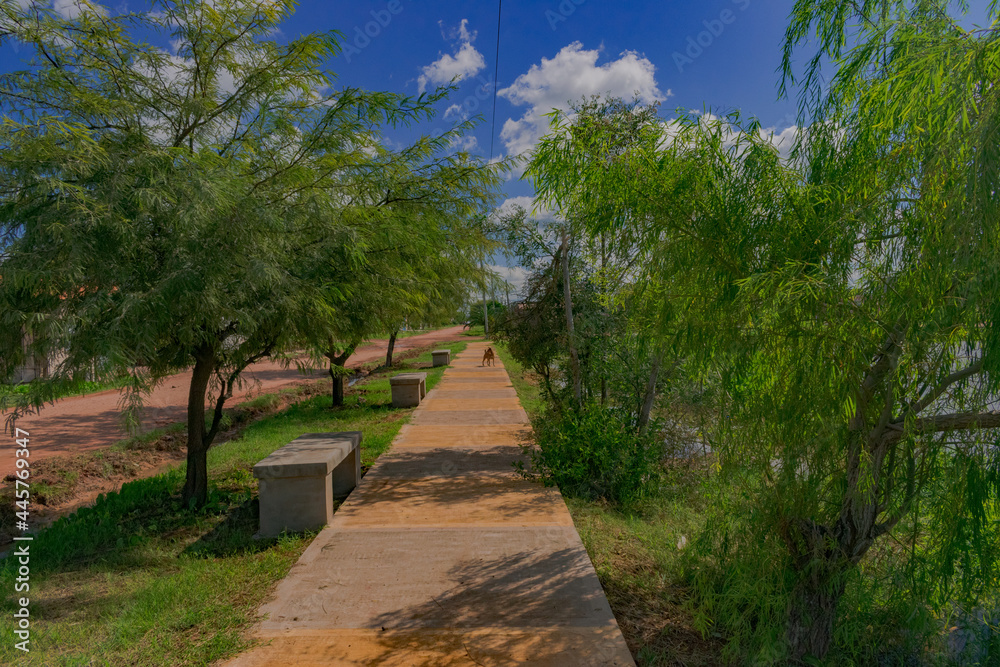 parque al aire libre con lugar para sentarse al costado de una laguna artificial, Castelli - Chaco - Argentina