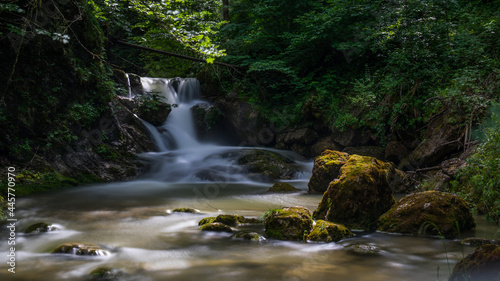 Bachlauf mit Wasserfall