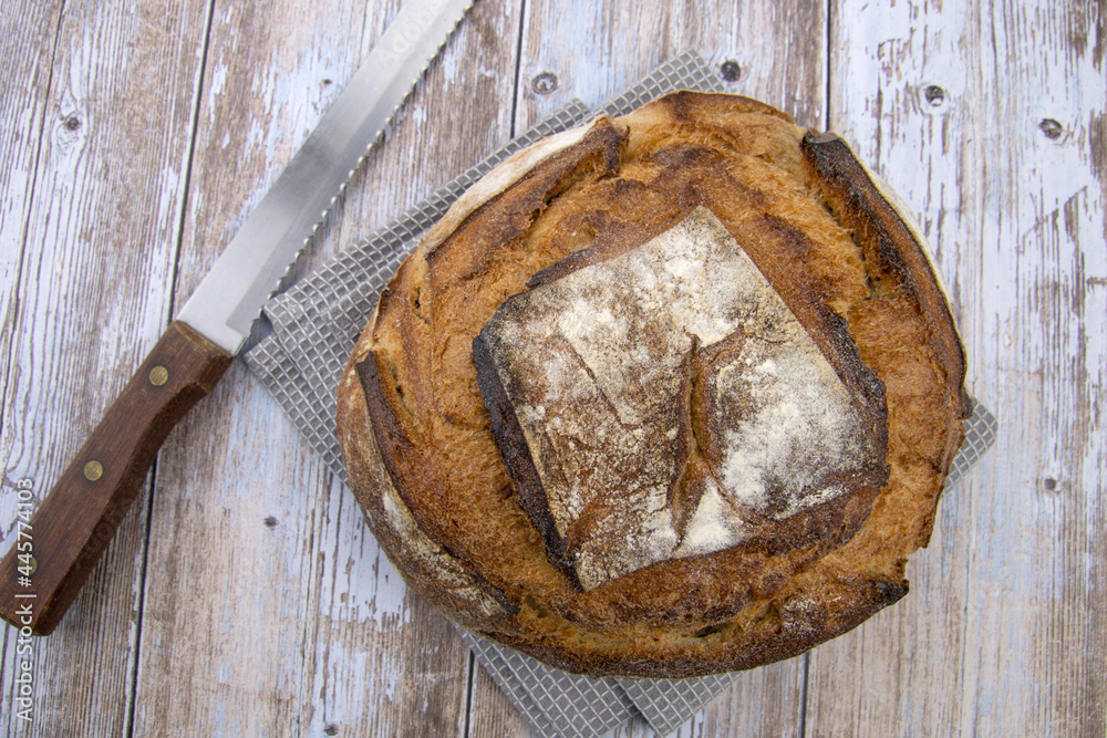 gros pain sur une table en bois gros pain sur une table en bois
