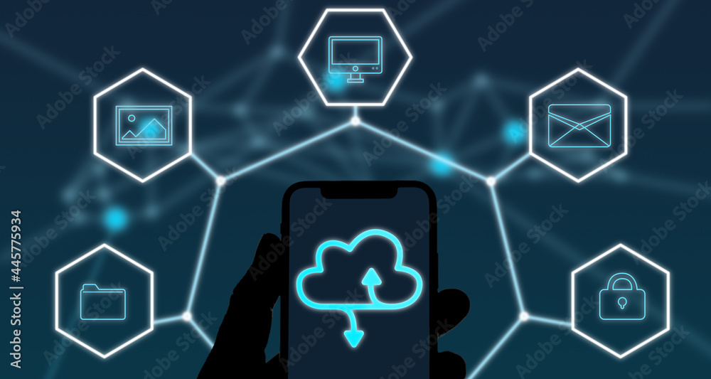 Smartphone in der Hand einer Person bei der Synchronisierung mit einem Cloud-Dienst, Cloud Computing, Internet, Download, Upload, Streaming Smartphone in der Hand einer Person bei der Synchronisierung mit einem Cloud-Dienst, Cloud Computing, Internet, Download, Upload, Streaming