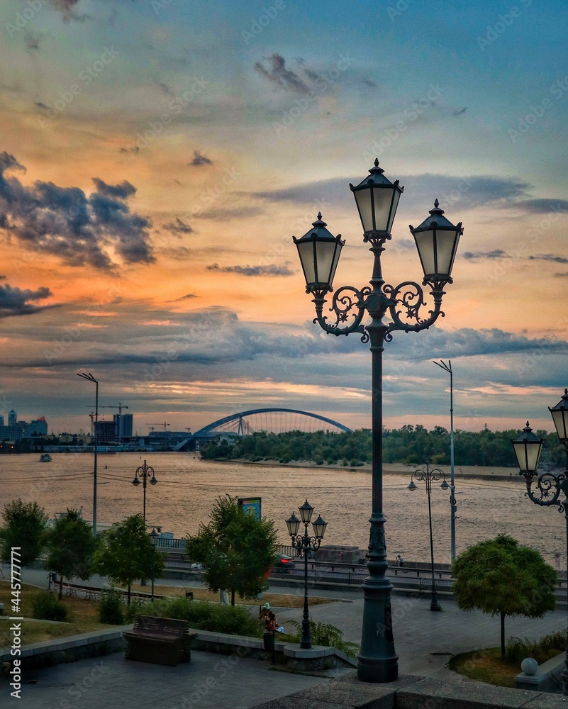 Obraz premium street lamp at sunset